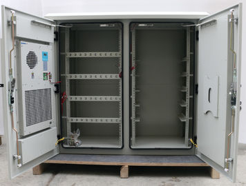 Due Governo fissato al muro all'aperto del compartimento 24U, recinzione all'aperto delle Telecomunicazioni con lo scambiatore di calore