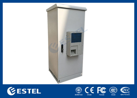 Dispositivi per batterie montati su due pareti a pavimento con unità di monitoraggio e PDU