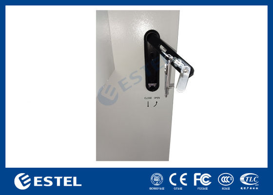 Armadio da esterno per telecomunicazioni con montaggio su palo 8U IP55 RAL7035 con controllo termico della temperatura