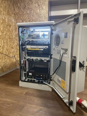 Armadio per telecomunicazioni da esterno standard da 19 pollici 18U con sistema di raffreddamento, una porta anteriore in acciaio inossidabile