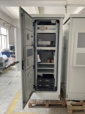 Armadio per telecomunicazioni da esterno standard da 19 pollici 18U con sistema di raffreddamento, una porta anteriore in acciaio inossidabile
