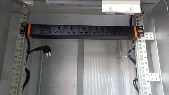 PDU verticale nero 200 - 240VAC 32A con prese C13 / C19 per la distribuzione dell'alimentazione