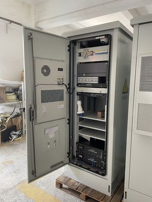 Armadio per telecomunicazioni da esterno standard da 19 pollici 18U con sistema di raffreddamento, una porta anteriore in acciaio inossidabile